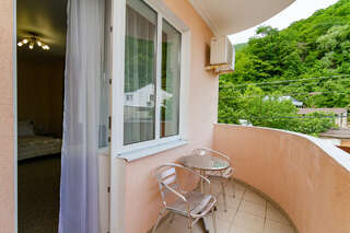 Гостиница Адмирал Небуг Четырехместный номер с балконом-4