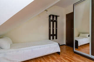 Гостиница Адмирал Небуг Трехместный номер с видом на горы-3