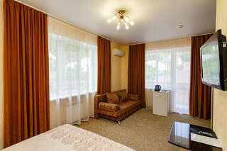 Гостиница Адмирал Небуг Четырехместный номер с балконом-3