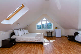 Гостиница Адмирал Небуг Улучшенный трехместный номер с видом на море-1