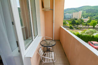 Гостиница Адмирал Небуг Трехместный номер с балконом-5