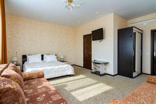 Гостиница Адмирал Небуг Семейный номер с балконом-3