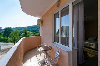 Гостиница Адмирал Небуг Семейный номер с балконом-8