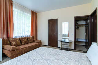 Гостиница Адмирал Небуг Трехместный номер с балконом-1