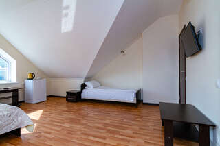 Гостиница Адмирал Небуг Улучшенный трехместный номер с видом на море-2