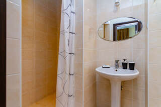 Гостиница Адмирал Небуг Четырехместный номер с балконом-6