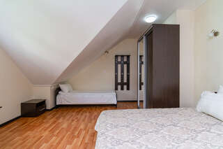 Гостиница Адмирал Небуг Трехместный номер с видом на горы-2